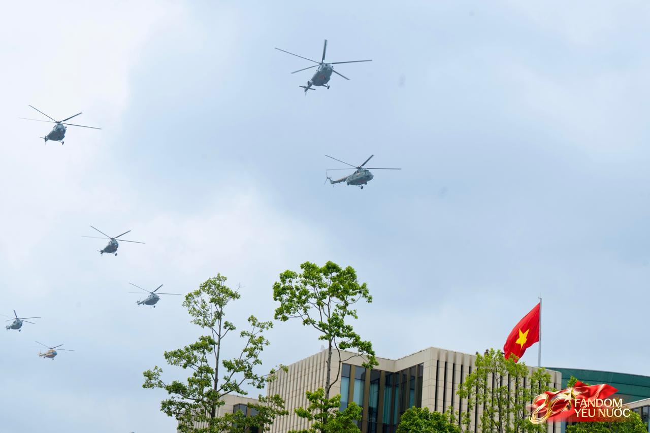 Biên đội máy bay tập luyện diễu binh vào Quảng trường Ba Đình, người dân khắp các tuyến phố Hà Nội hò reo đón chào- Ảnh 5.