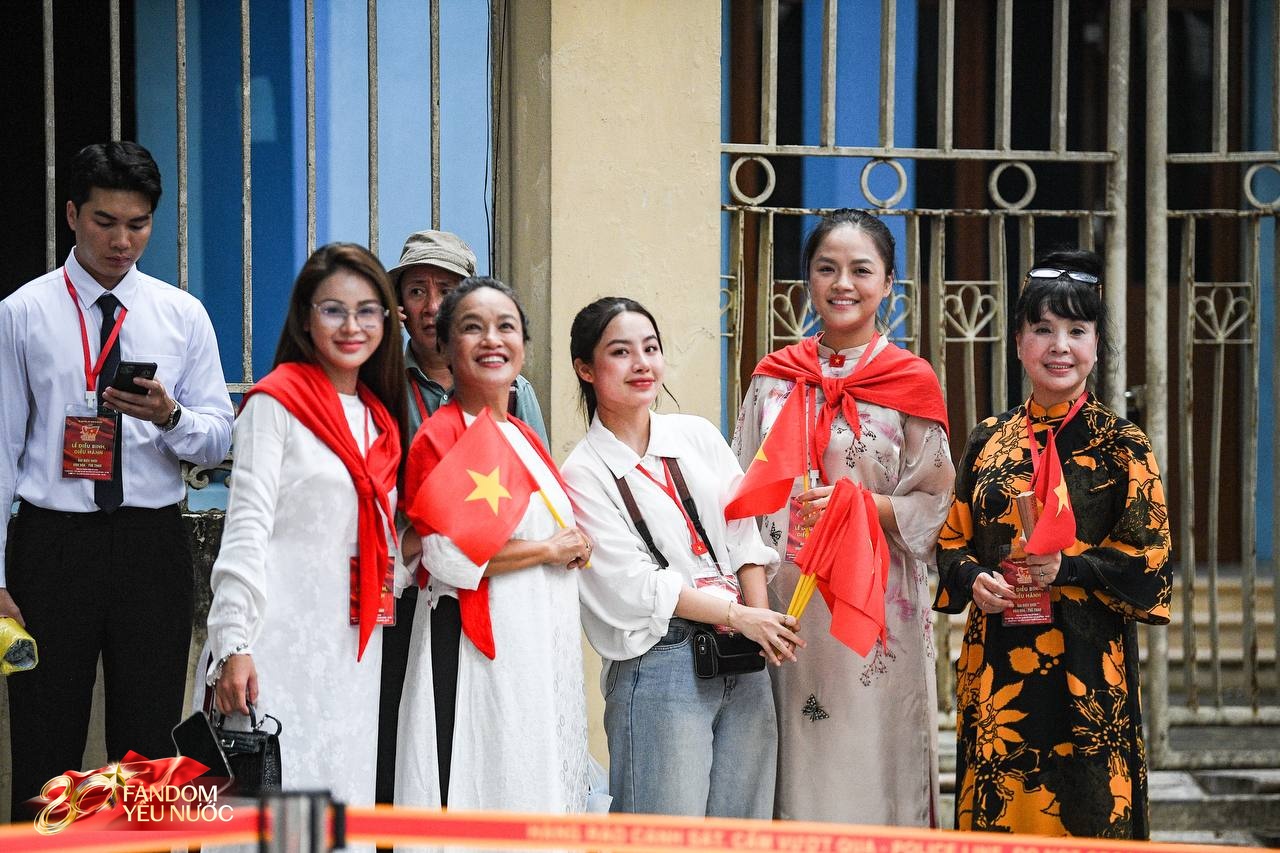 Khối nghệ sĩ lên đồ rạng rỡ ngày hợp luyện, hát Như Có Bác Trong Ngày Đại Thắng tưng bừng như trẩy hội!- Ảnh 4.
