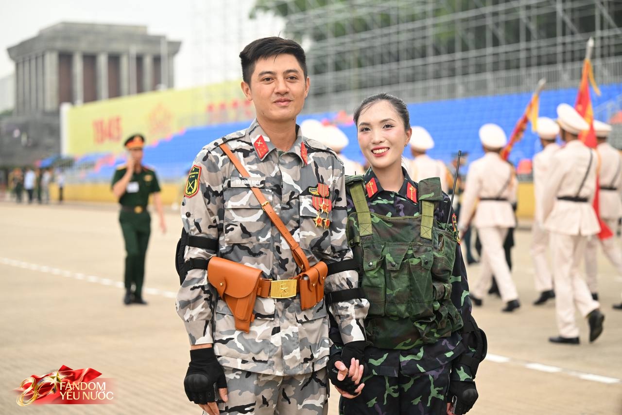 [VIDEO] Nụ hôn vội của chiến sĩ Đặc nhiệm dù trao cho bạn gái chiến sĩ Biệt động gây "bùng nổ" trước giờ G- Ảnh 2.