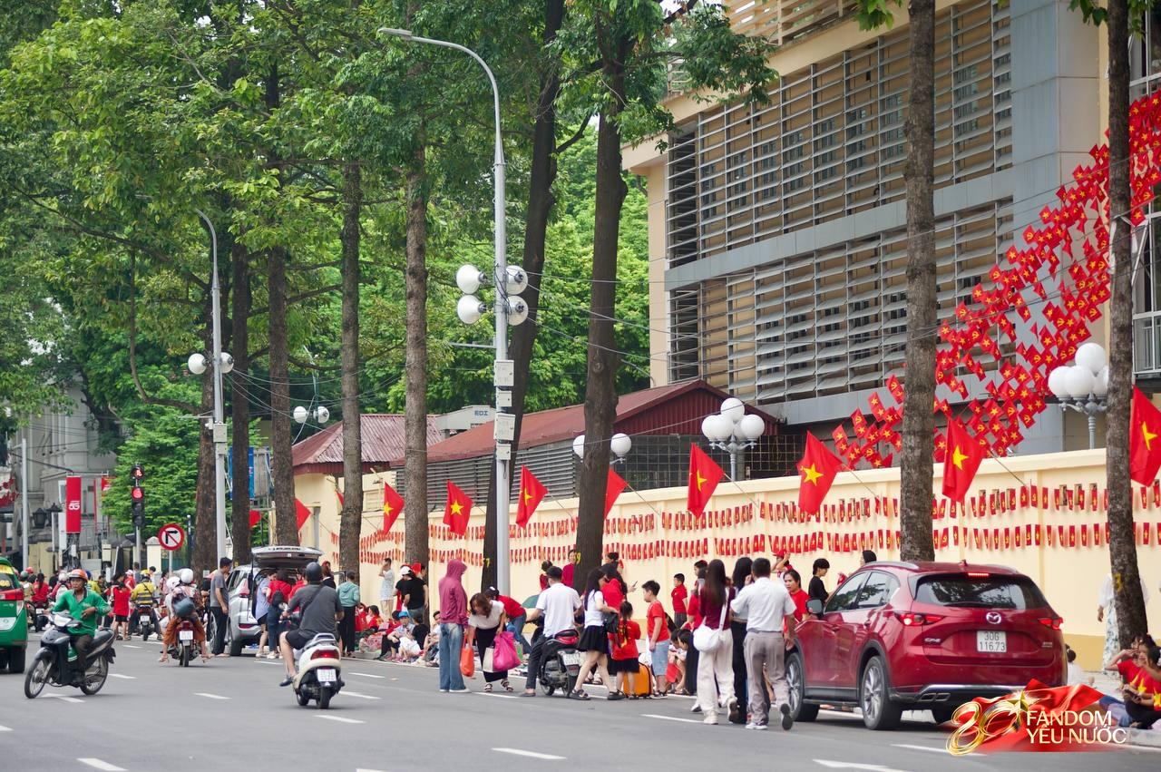 Biên đội máy bay tập luyện diễu binh vào Quảng trường Ba Đình, người dân khắp các tuyến phố Hà Nội hò reo đón chào- Ảnh 2.
