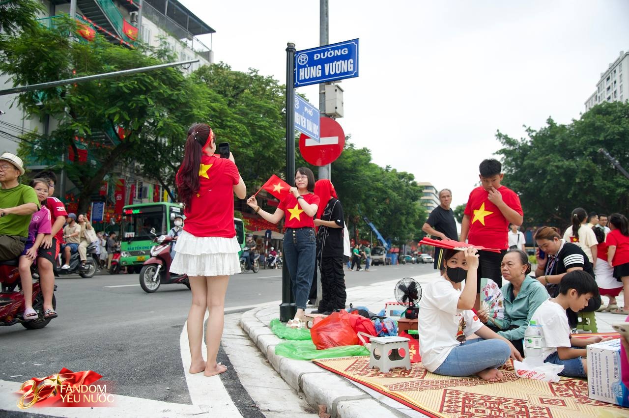 C&aacute;c chiến sĩ vẫy tay tạm biệt người d&acirc;n, kh&eacute;p lại đ&ecirc;m Tổng hợp luyện đầu ti&ecirc;n đ&aacute;ng nhớ- Ảnh 126.