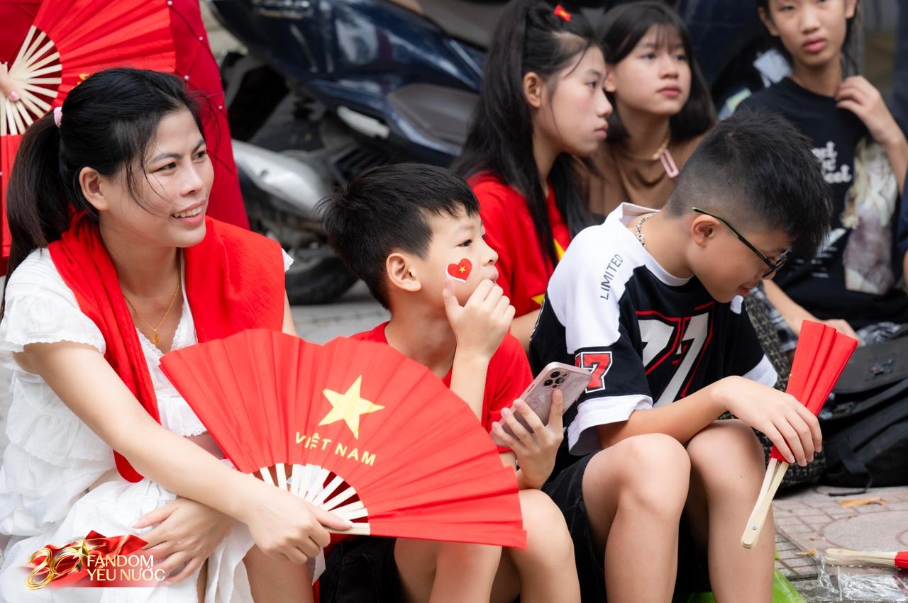Người dân khắp nơi đổ về trung tâm Hà Nội “cắm trại” từ 6, 7h sáng, quyết chờ 12 tiếng để xem hợp luyện diễu binh diễu hành hoành tráng tối 21/8- Ảnh 6.