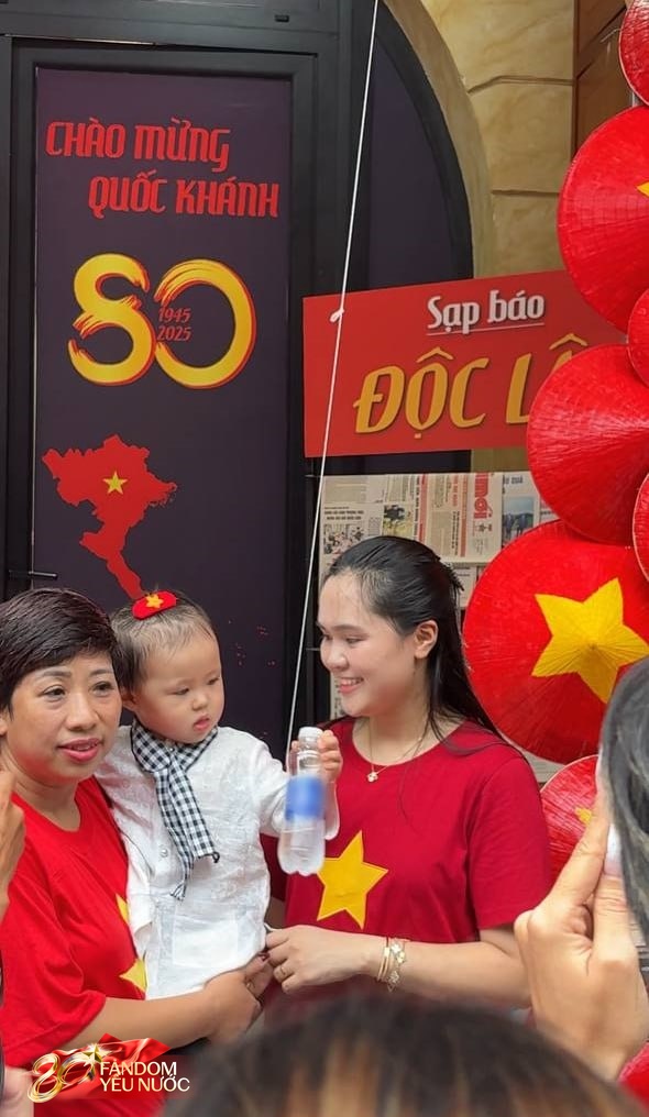 [CLIP] Quỳnh Anh - Huyền Mi xuất hiện giản dị, con gái Duy Mạnh trở thành "ngôi sao" được mẹ bế ra trước biệt thự 6 tầng- Ảnh 2.