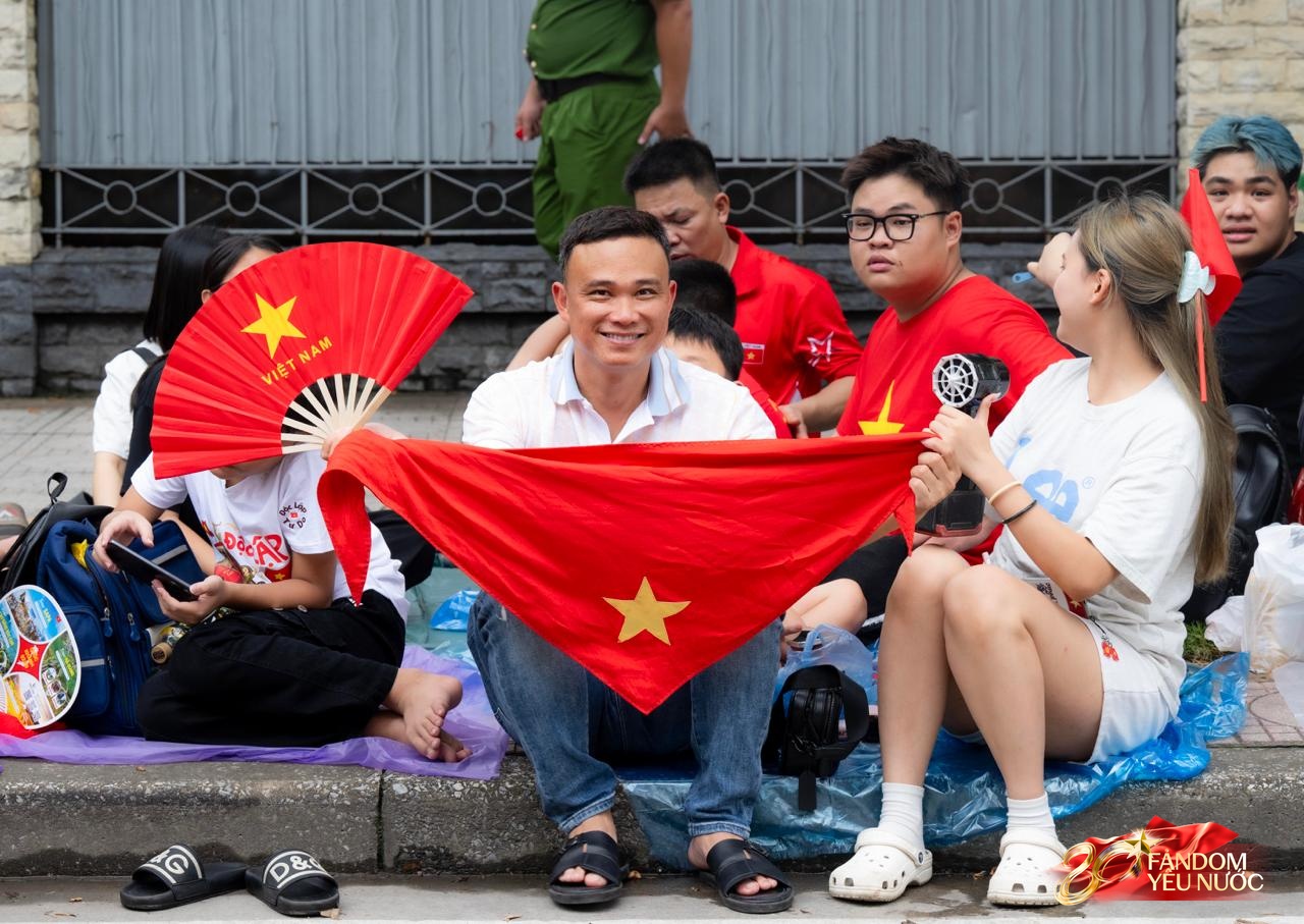 C&aacute;c chiến sĩ vẫy tay tạm biệt người d&acirc;n, kh&eacute;p lại đ&ecirc;m Tổng hợp luyện đầu ti&ecirc;n đ&aacute;ng nhớ- Ảnh 127.