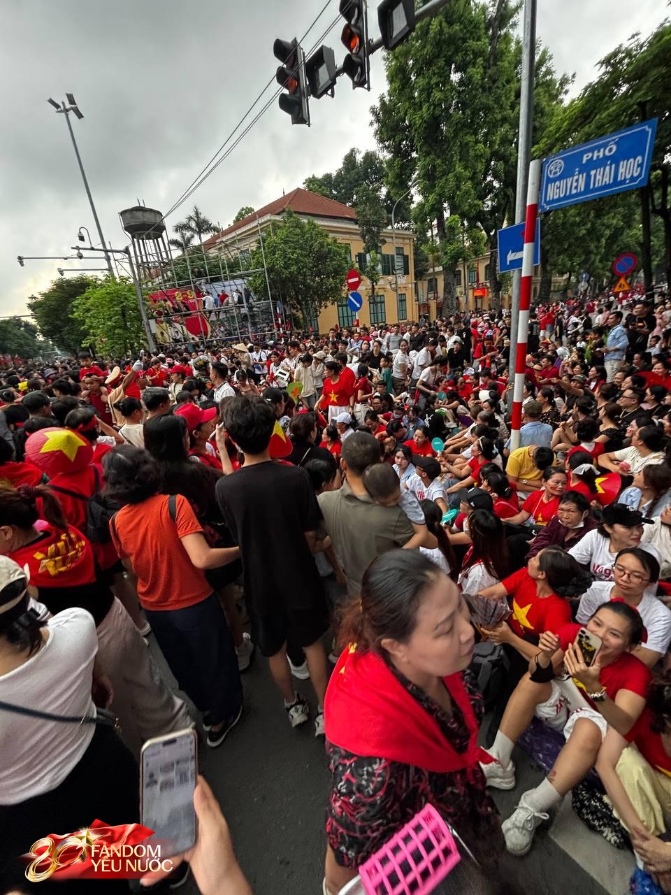 Hà Nội: Cảnh tượng đông "vượt sức tưởng tượng" của người dân chờ xem hợp luyện diễu binh diễu hành- Ảnh 14.