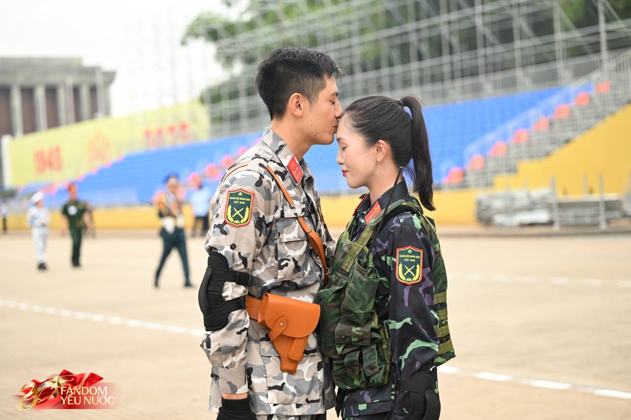[VIDEO] Nụ hôn vội của chiến sĩ Đặc nhiệm dù trao cho bạn gái chiến sĩ Biệt động gây "bùng nổ" trước giờ G- Ảnh 1.