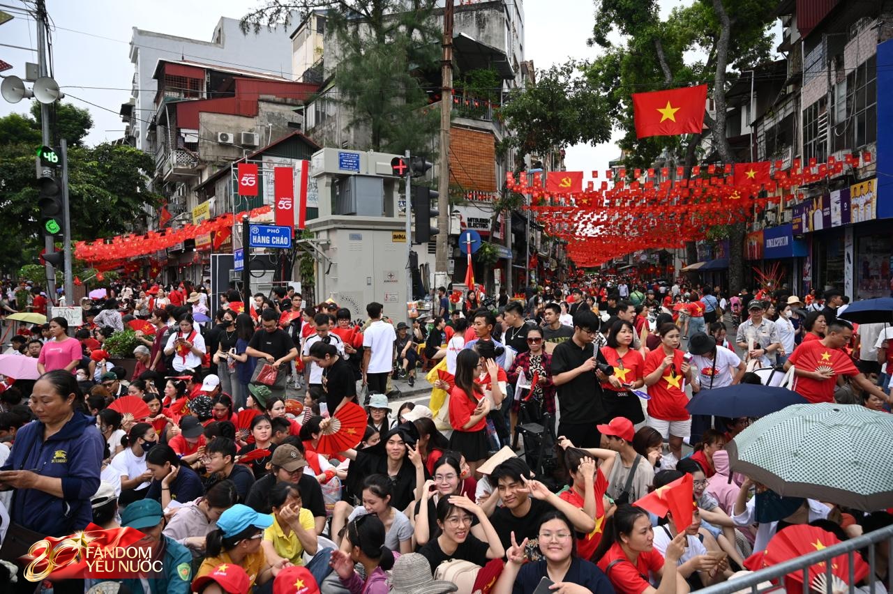 Hà Nội: Cảnh tượng đông "vượt sức tưởng tượng" của người dân chờ xem hợp luyện diễu binh diễu hành- Ảnh 6.