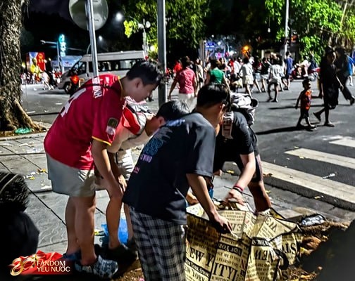 Dọn sạch rác sau buổi Tổng hợp luyện đầu tiên ở Hà Nội: Mỗi người 1 tay, các cô chú vệ sinh môi trường đỡ cực!- Ảnh 2.