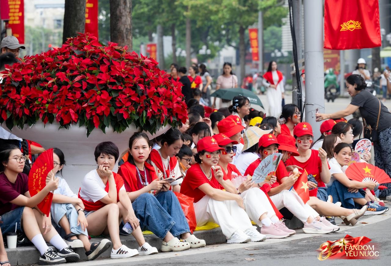 Đoàn xe chở các chiến sĩ diễu binh tiến vào trung tâm Hà Nội, người dân 2 bên đường vẫy chào không ngớt- Ảnh 6.