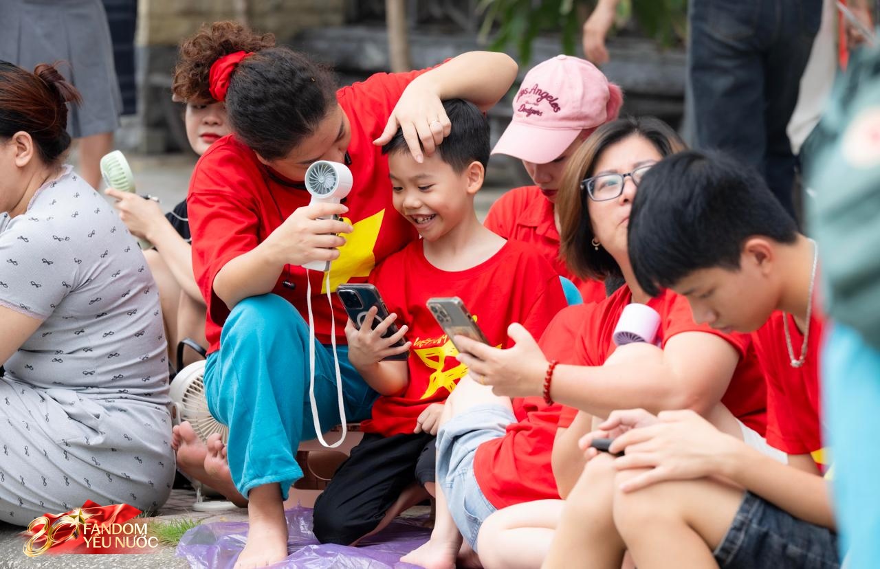 Người dân khắp nơi đổ về trung tâm Hà Nội “cắm trại” từ 6, 7h sáng, quyết chờ 12 tiếng để xem hợp luyện diễu binh diễu hành hoành tráng tối 21/8- Ảnh 5.