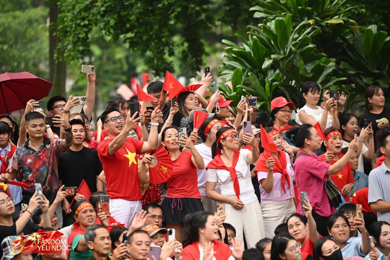Hà Nội: Cảnh tượng đông "vượt sức tưởng tượng" của người dân chờ xem hợp luyện diễu binh diễu hành- Ảnh 8.