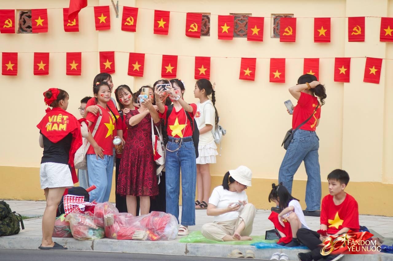 Biên đội máy bay tập luyện diễu binh vào Quảng trường Ba Đình, người dân khắp các tuyến phố Hà Nội hò reo đón chào- Ảnh 3.