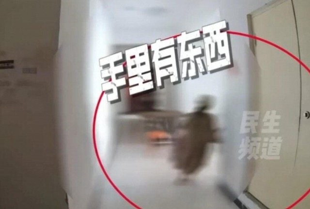 Đến chơi nhà bạn, cô bé 9 tuổi ôm luôn két sắt nhà bạn về, cảnh sát điều tra phát hiện hành vi khó lường- Ảnh 1.