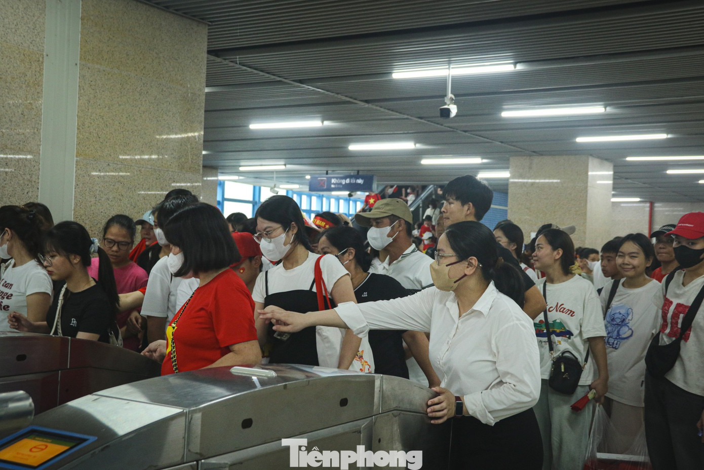 Những chuyến tàu chật kín người về trung tâm chờ xem tổng hợp luyện diễu binh, diễu hành- Ảnh 3.