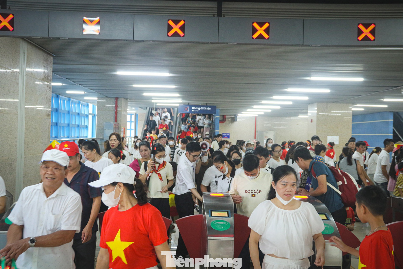 Những chuyến tàu chật kín người về trung tâm chờ xem tổng hợp luyện diễu binh, diễu hành- Ảnh 2.