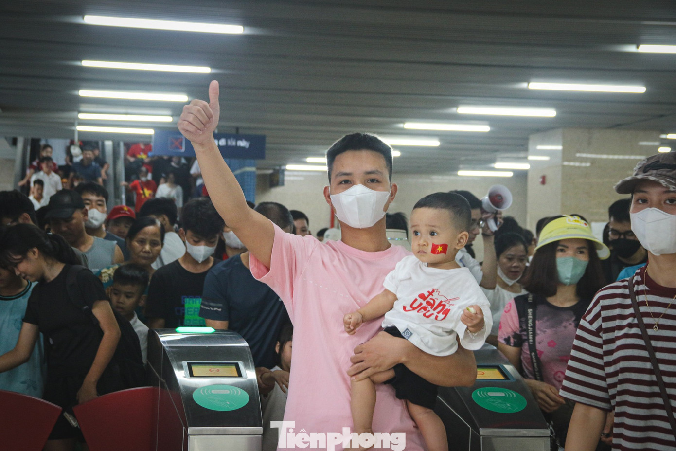 Những chuyến tàu chật kín người về trung tâm chờ xem tổng hợp luyện diễu binh, diễu hành- Ảnh 6.