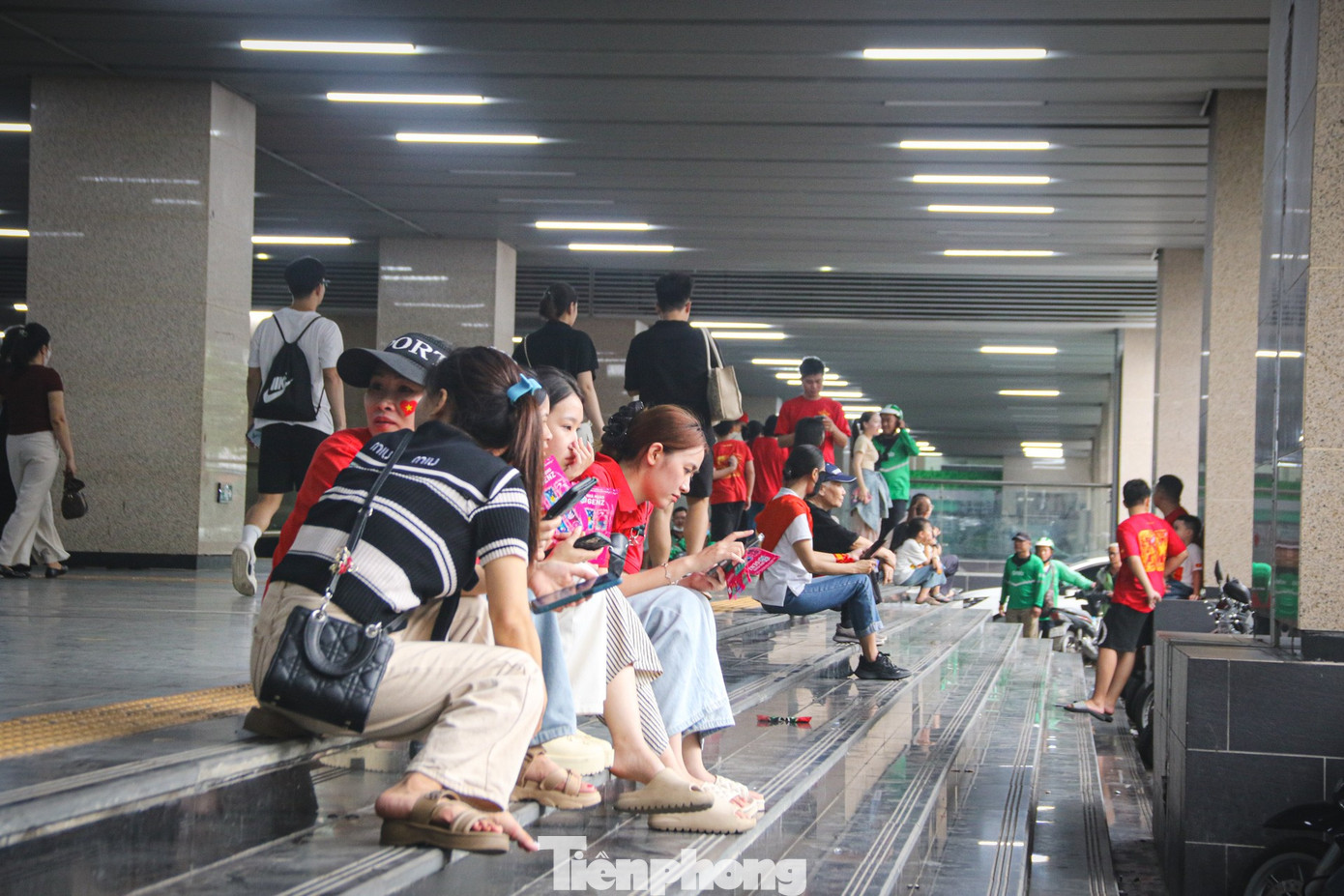 Những chuyến tàu chật kín người về trung tâm chờ xem tổng hợp luyện diễu binh, diễu hành- Ảnh 11.
