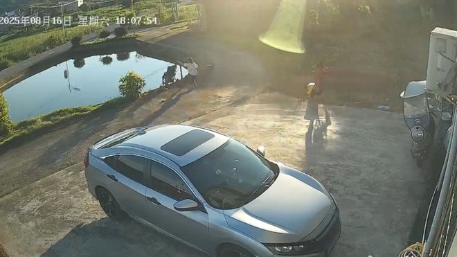 1 phút bà lơ là, xe nôi của cháu trôi xuống ao: Khoảnh khắc thót tim- Ảnh 1.