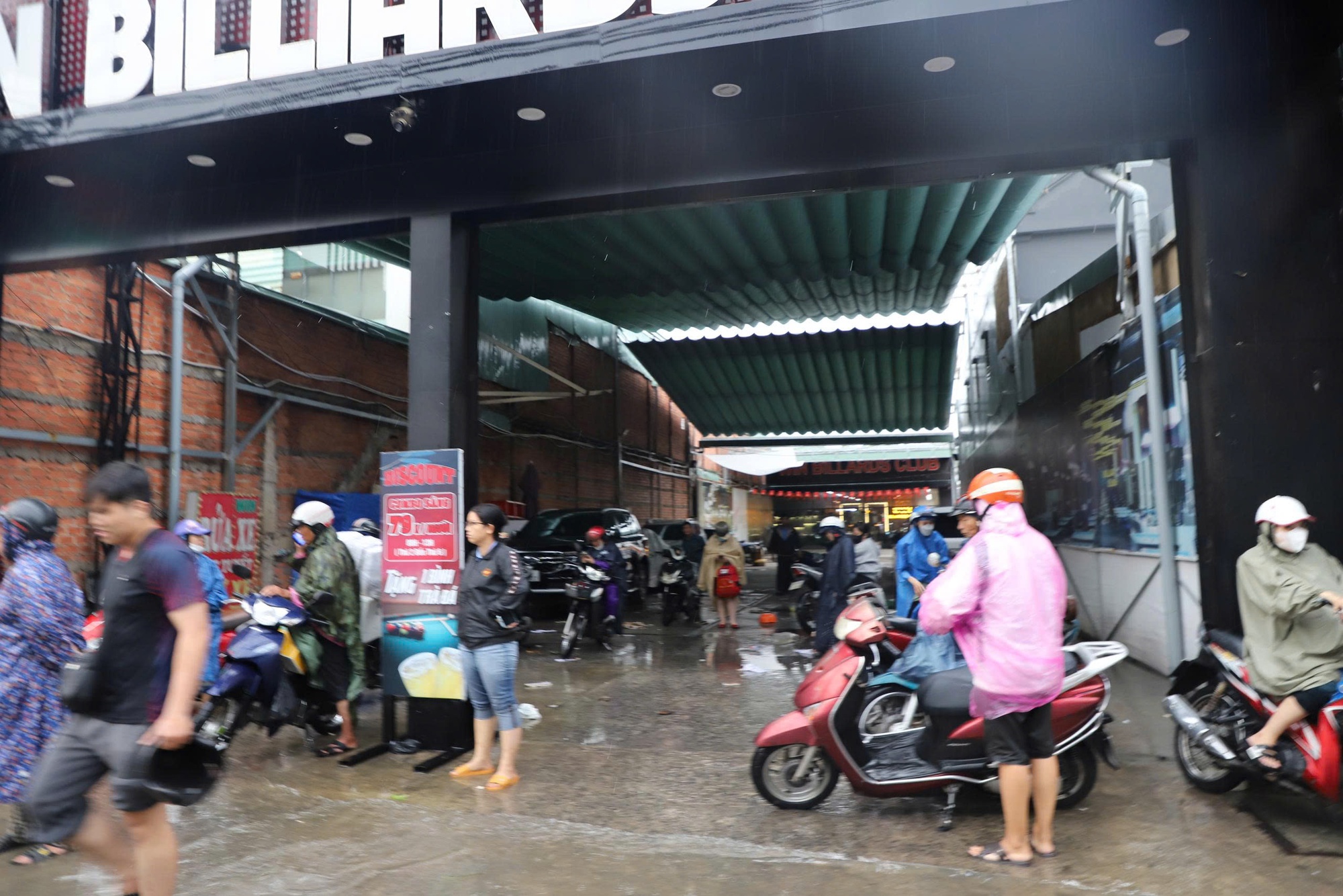 Rạng sáng TP HCM mưa như trút nước, sáng nay vẫn còn ngập- Ảnh 11.