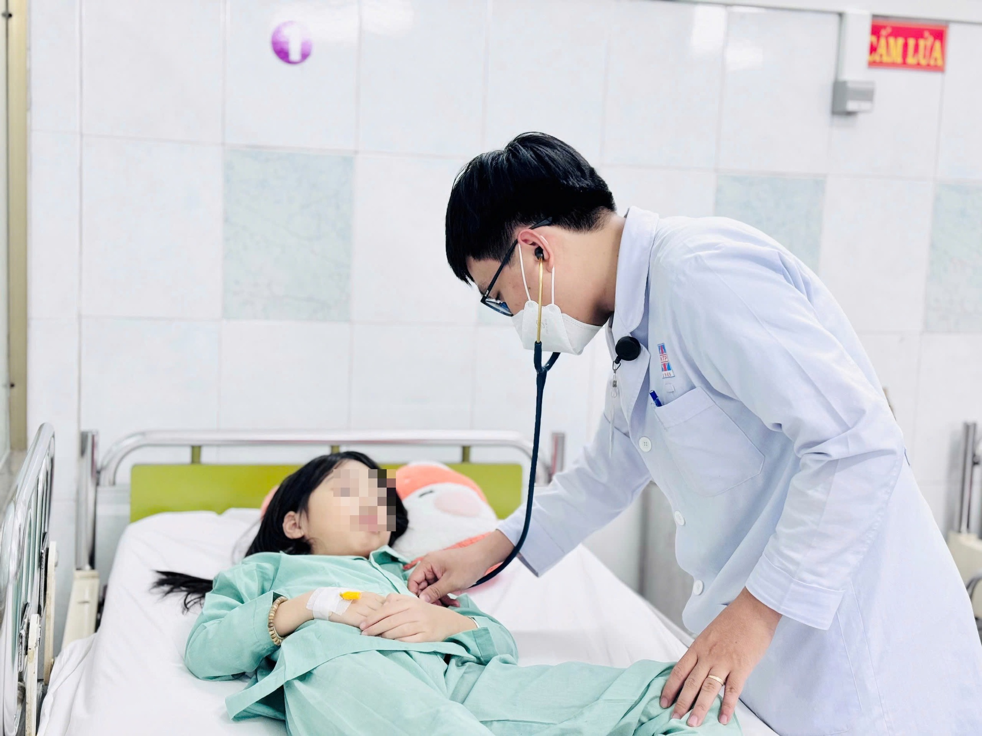 Ăn kẹo mang từ nước ngoài về, 2 chị em ngộ độc cần sa- Ảnh 1.