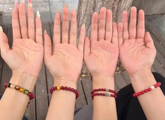 Phụ nữ trung niên đừng mua 3 món trang sức này: Nhìn rẻ tiền như hàng chợ, diện lên khí chất mất sạch- Ảnh 3.