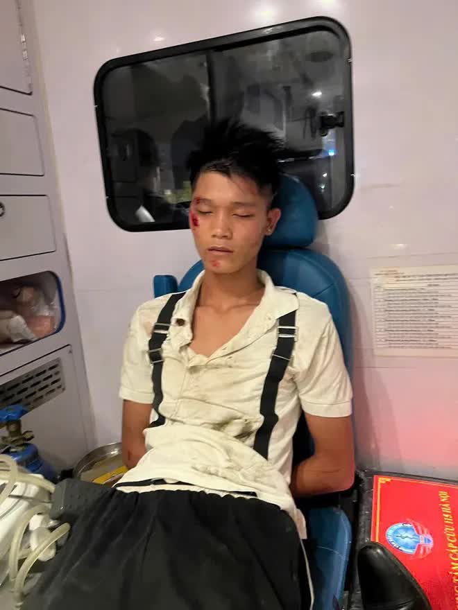 Công an công bố danh tính 2 đối tượng "thông chốt" đường cấm, tông thẳng vào chiến sĩ CSCĐ- Ảnh 2.