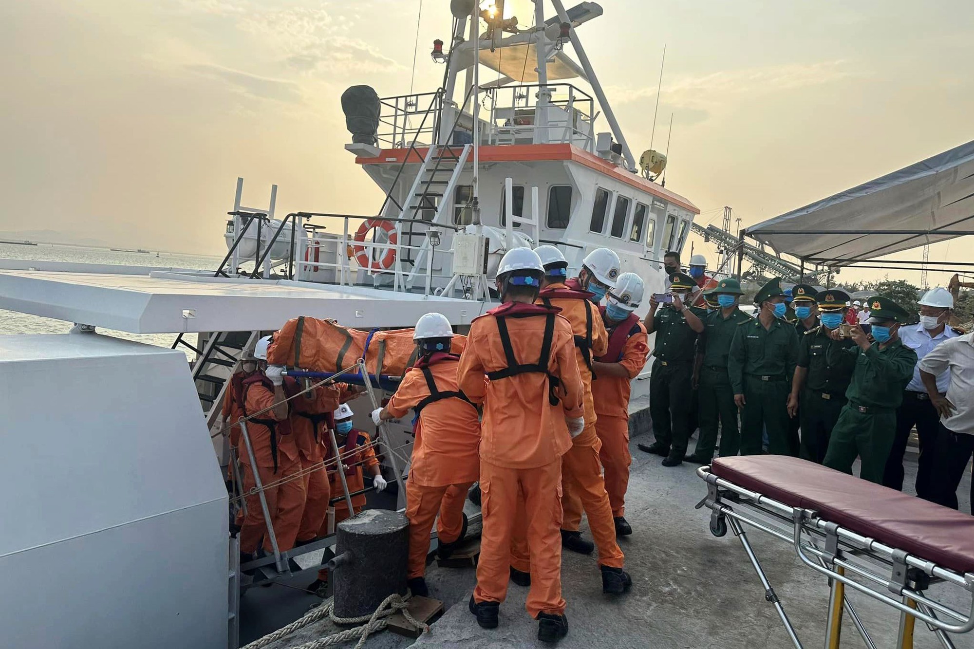 Thông tin mới về vụ lật sà lan khiến 9 người chết, mất tích- Ảnh 1. Thông tin mới về vụ lật sà lan khiến 9 người chết, mất tích- Ảnh 1.