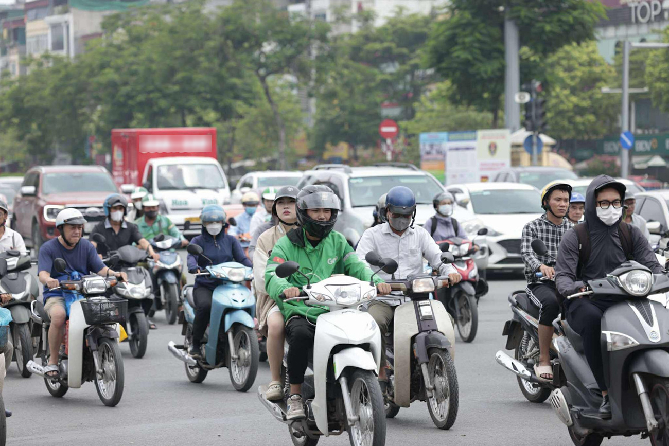 Hành vi có thể bị xử phạt đến 14 triệu đồng mà người đi xe máy cần biết- Ảnh 1.