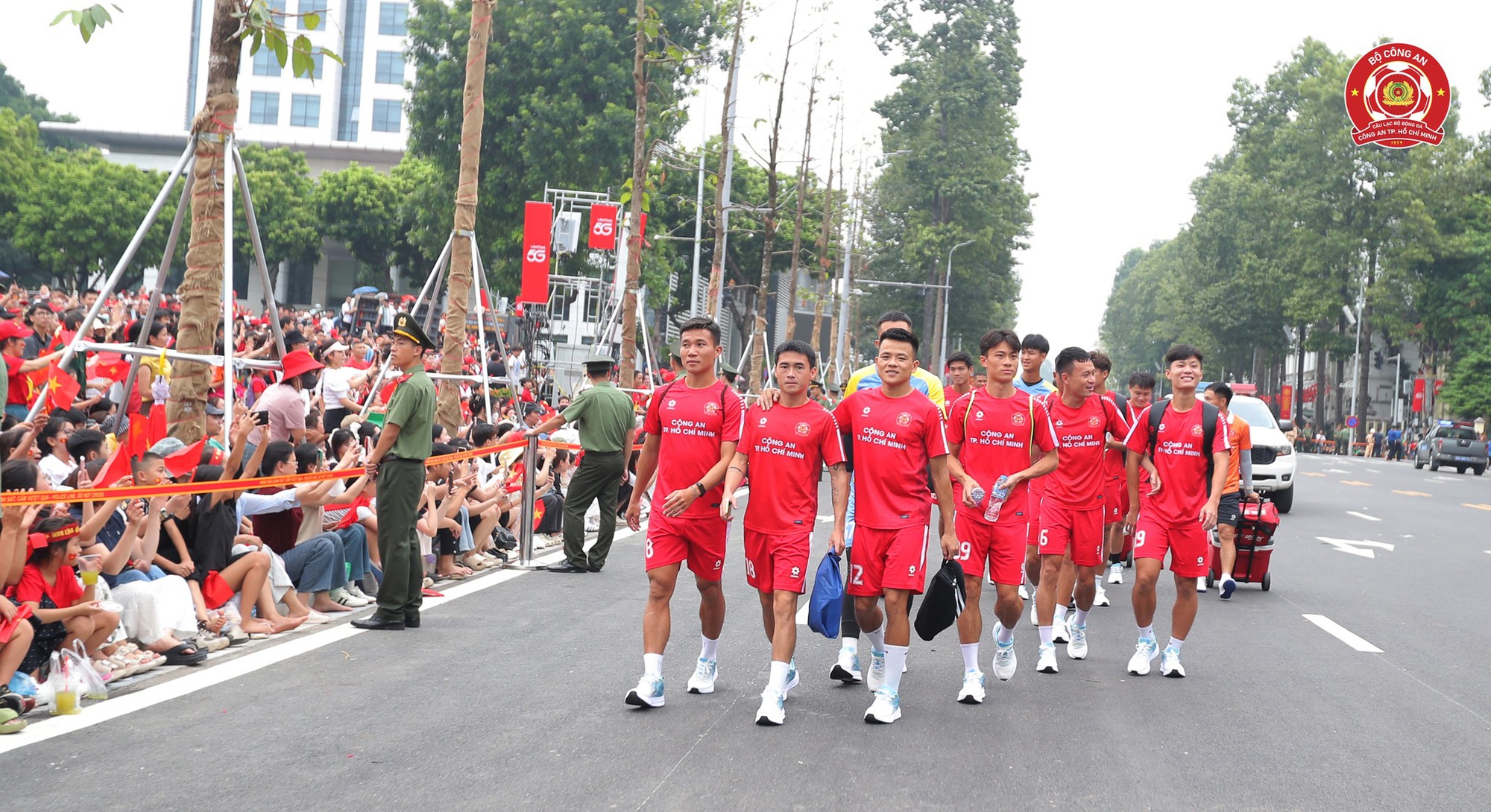 Tiến Linh háo hức khui trúng 