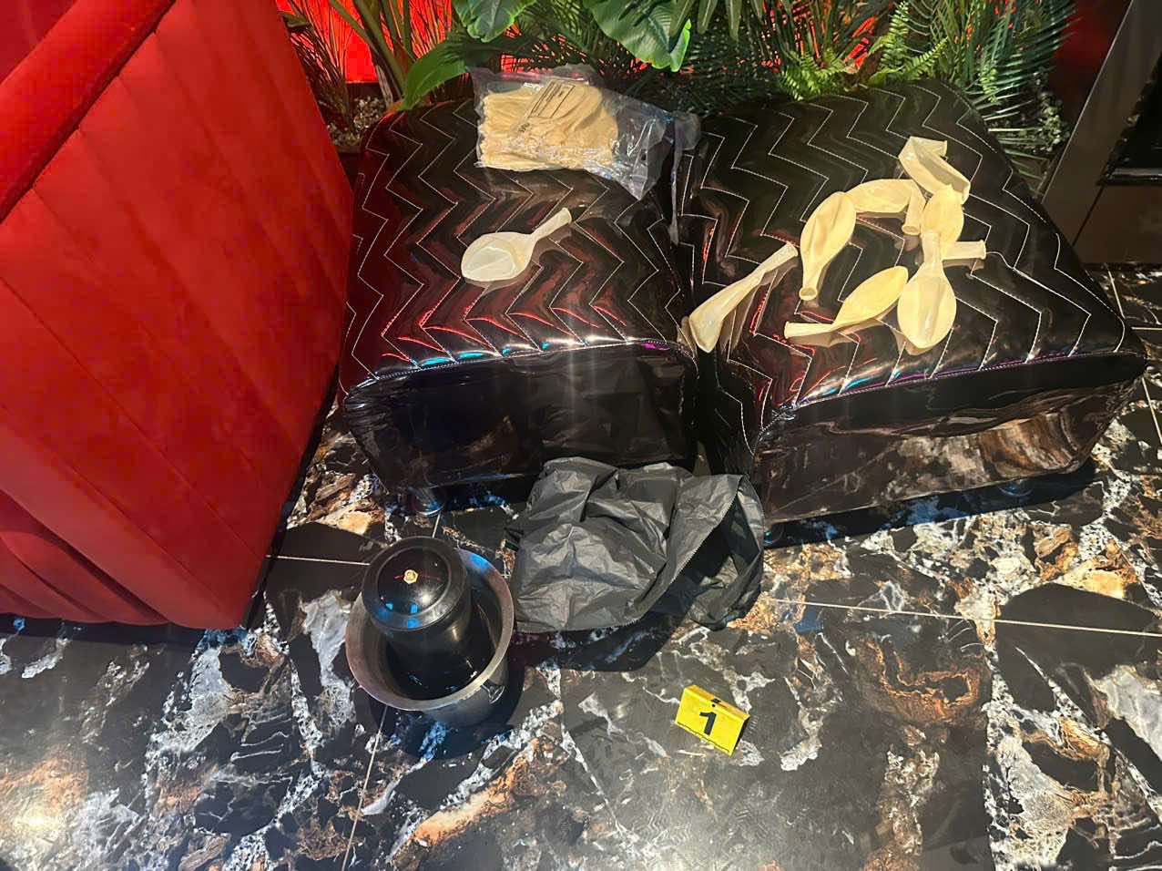 Bắt Du Nguyễn Gia Hoài Thương cùng nhiều nhân viên cơ sở 90’s House ở TPHCM: Hiện trường có gì?- Ảnh 2.