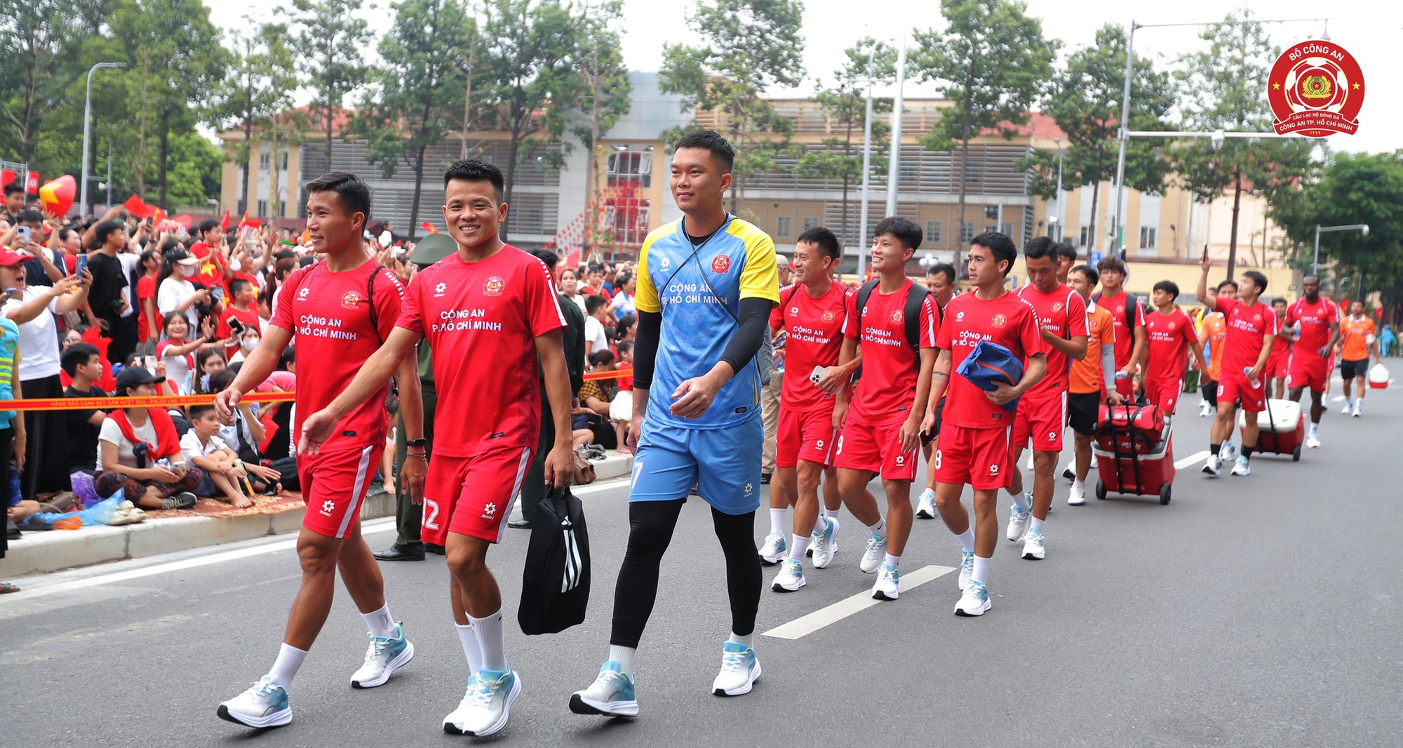 Tiến Linh háo hức khui trúng 