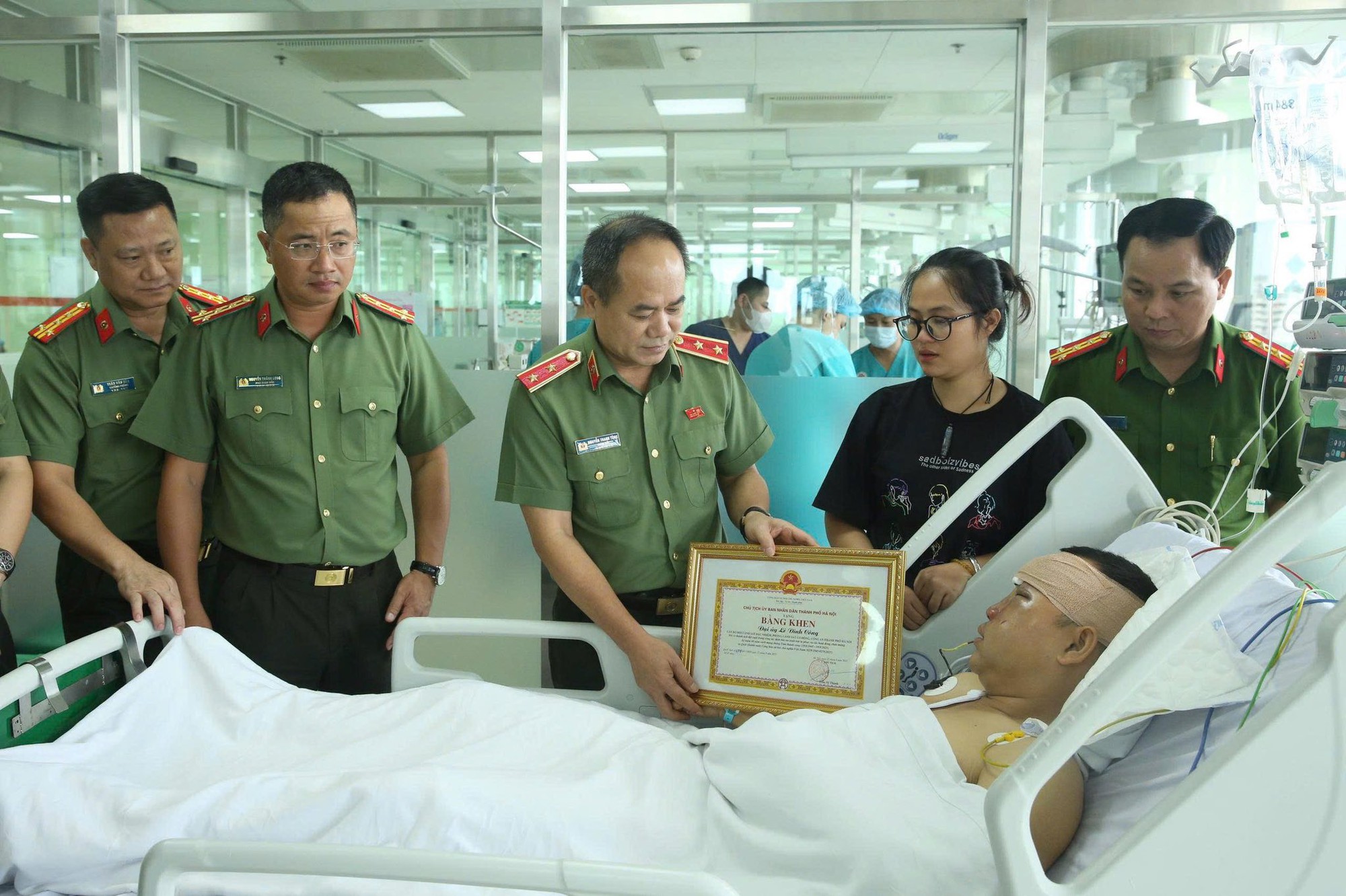 Hình ảnh mới nhất của Đại uý CSCĐ bị quái xế tông khi đang làm nhiệm vụ bảo vệ buổi hợp luyện A80- Ảnh 1.