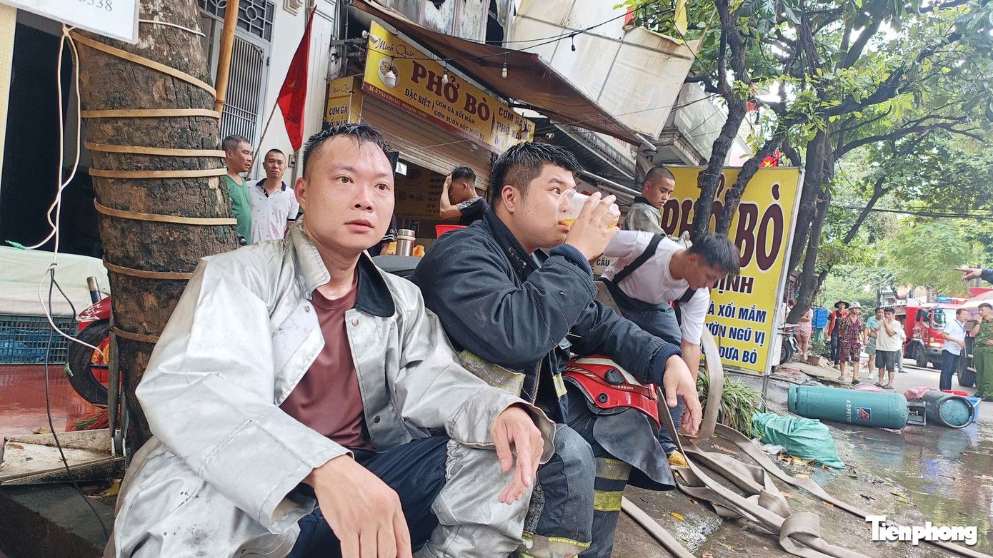 Quán cơm phở ở Hà Nội cháy ngùn ngụt, nhiều người hoảng hốt tháo chạy ra ngoài- Ảnh 4.