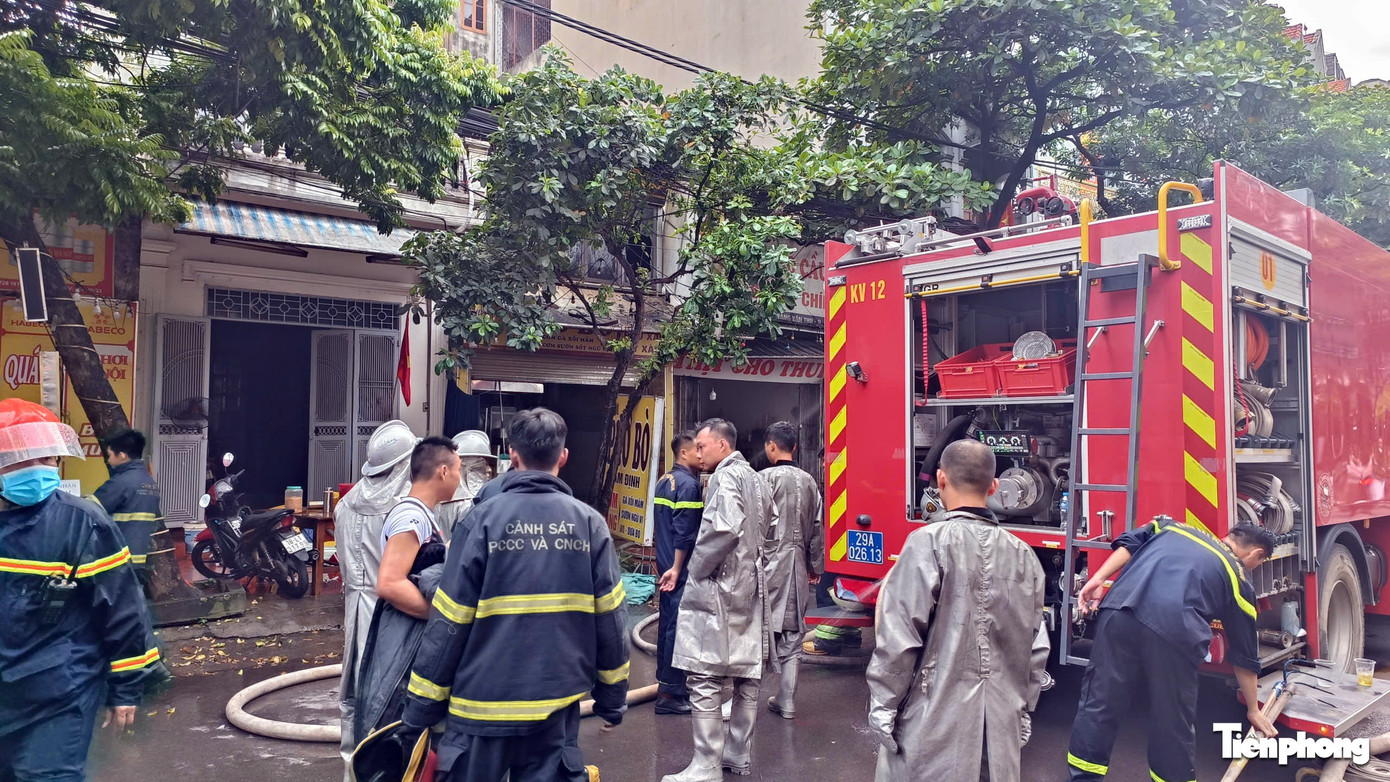 Quán cơm phở ở Hà Nội cháy ngùn ngụt, nhiều người hoảng hốt tháo chạy ra ngoài- Ảnh 1.