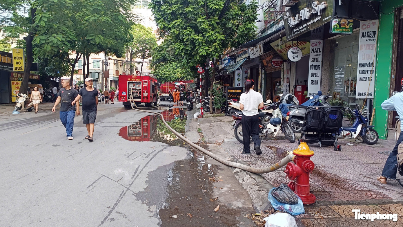 Quán cơm phở ở Hà Nội cháy ngùn ngụt, nhiều người hoảng hốt tháo chạy ra ngoài- Ảnh 3.
