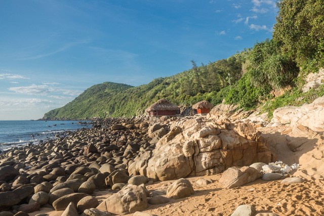 Ngoài Sầm Sơn, Thanh Hóa còn có bãi biển cách đó chỉ 40km, du khách nhận xét: Vắng, sạch hơn nhiều nơi!- Ảnh 10.
