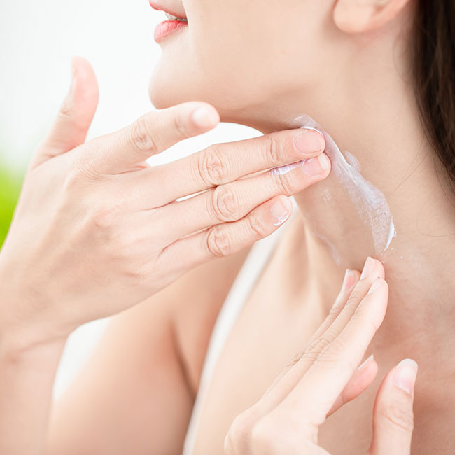Phụ nữ trung niên muốn cổ và ngực không nhăn nheo: Làm ngay 5 việc giữ trọn collagen, người ngoài không thể đoán được tuổi thật- Ảnh 1.