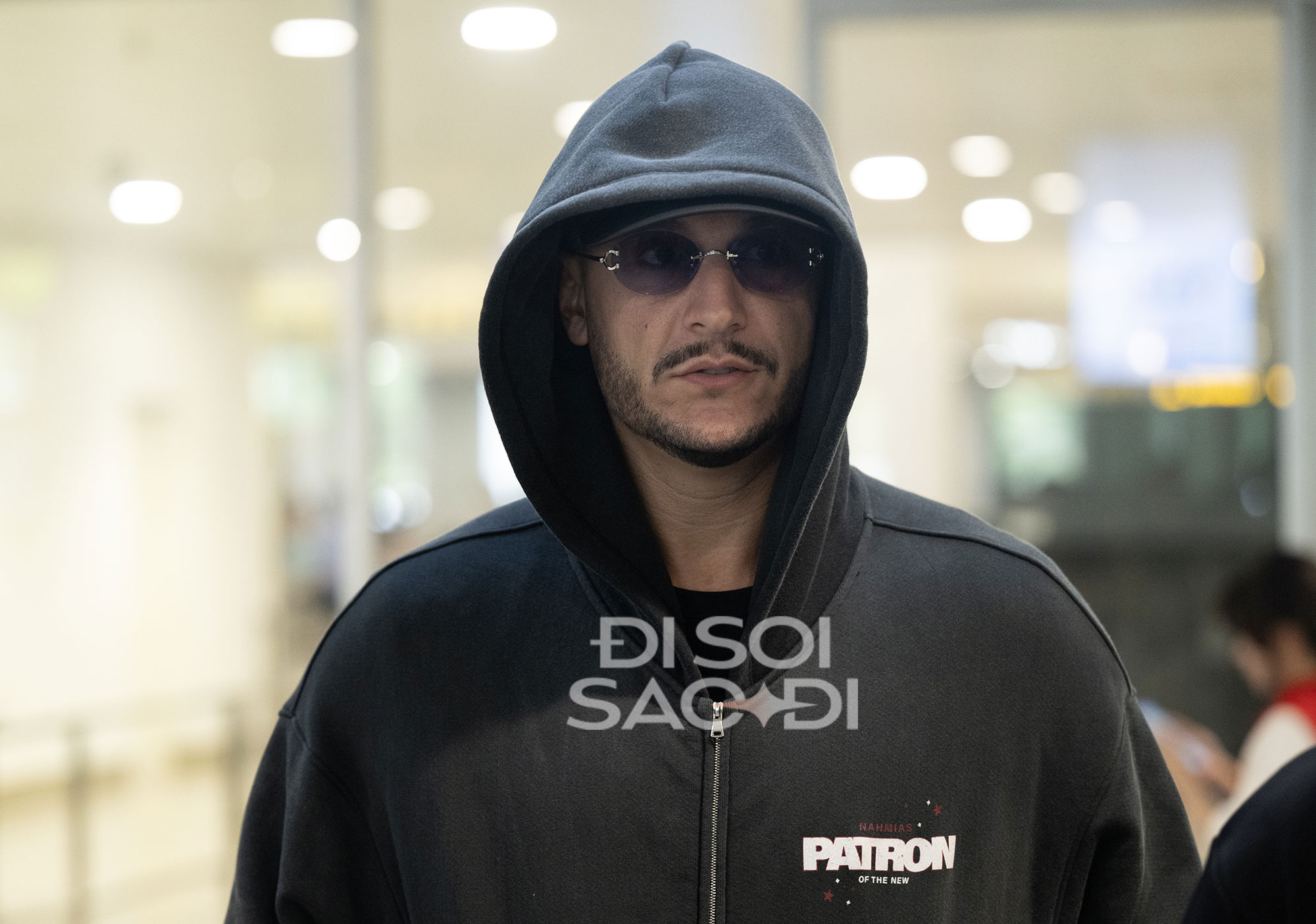 "Phù thủy EDM tỉ view" và "ông hoàng Latin" đổ bộ Nội Bài: Lên đồ cực bụi cực ngầu nhưng có điểm chung bất ngờ!- Ảnh 3. "Phù thủy EDM tỉ view" và "ông hoàng Latin" đổ bộ Nội Bài: Lên đồ cực bụi cực ngầu nhưng có điểm chung bất ngờ!- Ảnh 3.