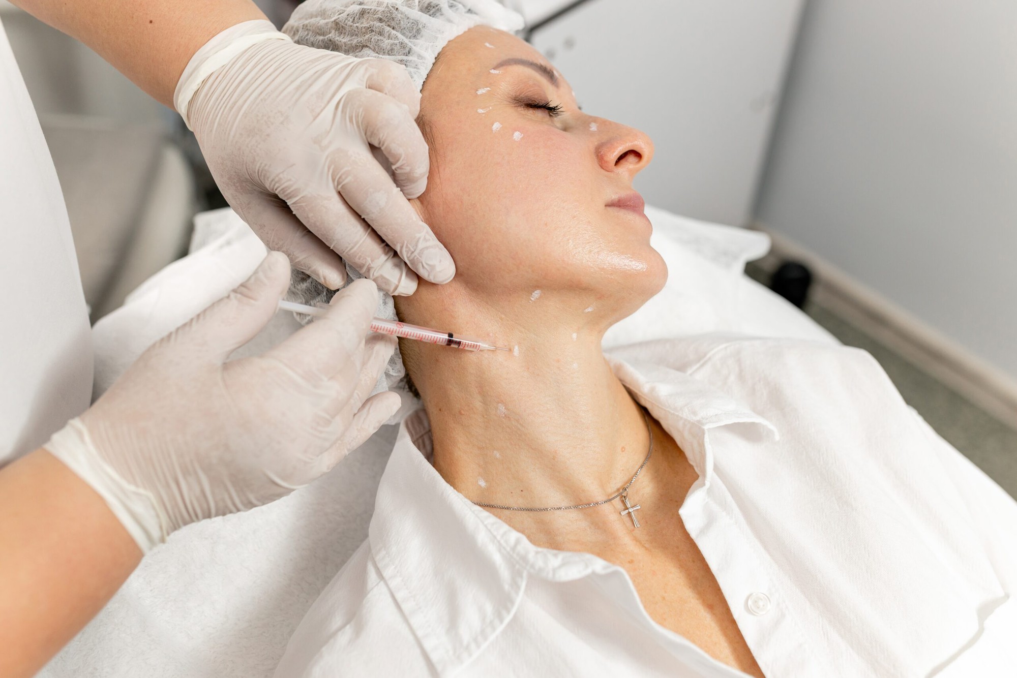 Phụ nữ trung niên muốn cổ và ngực không nhăn nheo: Làm ngay 5 việc giữ trọn collagen, người ngoài không thể đoán được tuổi thật- Ảnh 3.