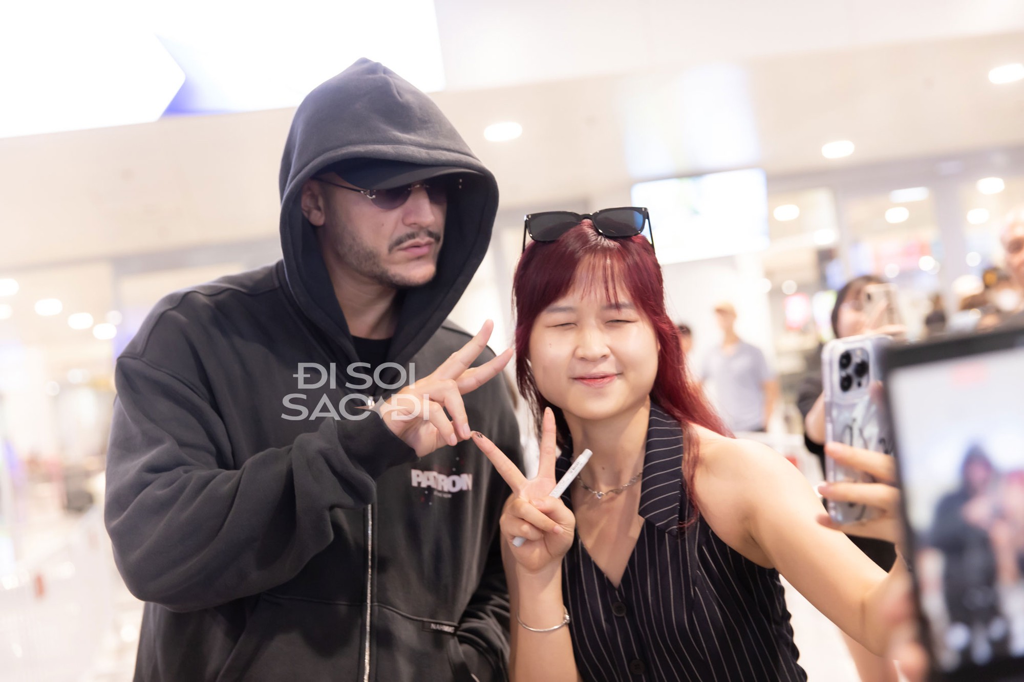 "Phù thủy EDM tỉ view" và "ông hoàng Latin" đổ bộ Nội Bài: Lên đồ cực bụi cực ngầu nhưng có điểm chung bất ngờ!- Ảnh 6. "Phù thủy EDM tỉ view" và "ông hoàng Latin" đổ bộ Nội Bài: Lên đồ cực bụi cực ngầu nhưng có điểm chung bất ngờ!- Ảnh 6.