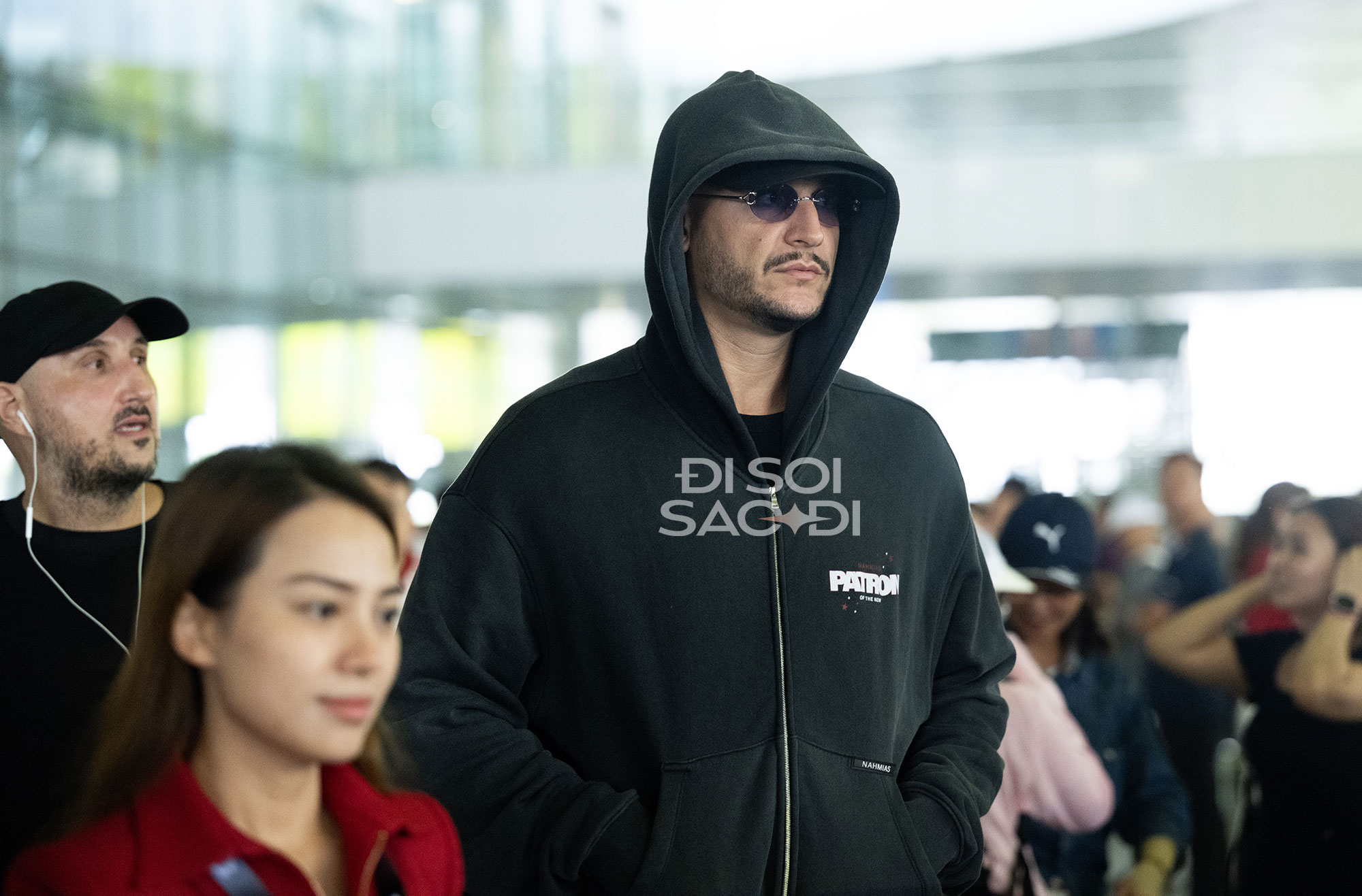 "Phù thủy EDM tỉ view" và "ông hoàng Latin" đổ bộ Nội Bài: Lên đồ cực bụi cực ngầu nhưng có điểm chung bất ngờ!- Ảnh 2. "Phù thủy EDM tỉ view" và "ông hoàng Latin" đổ bộ Nội Bài: Lên đồ cực bụi cực ngầu nhưng có điểm chung bất ngờ!- Ảnh 2.