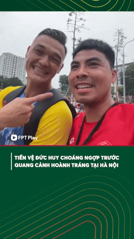 Tiến Linh háo hức khui trúng 