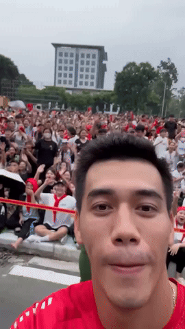 Tiến Linh háo hức khui trúng 