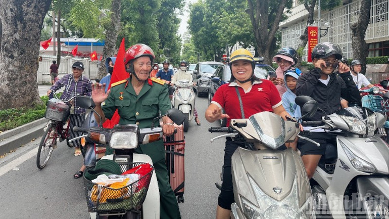 Cựu chiến binh Trần Văn Thanh lại đi xe máy từ Nghệ An ra Hà Nội mừng 2/9: Cập nhật hình ảnh mới nhất tại Thủ đô- Ảnh 2.