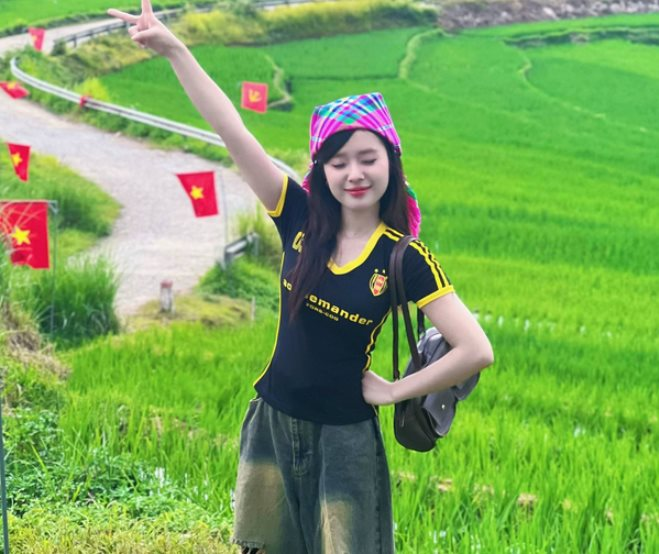 Không phải Sa Pa hay Mù Cang Chải, khung ảnh ruộng bậc thang đẹp như tranh này đang cực hot: Cung đường chữ S rực rỡ cờ đỏ sao vàng, thỏa mãn cả khách đi chill lẫn trekking khám phá- Ảnh 4.