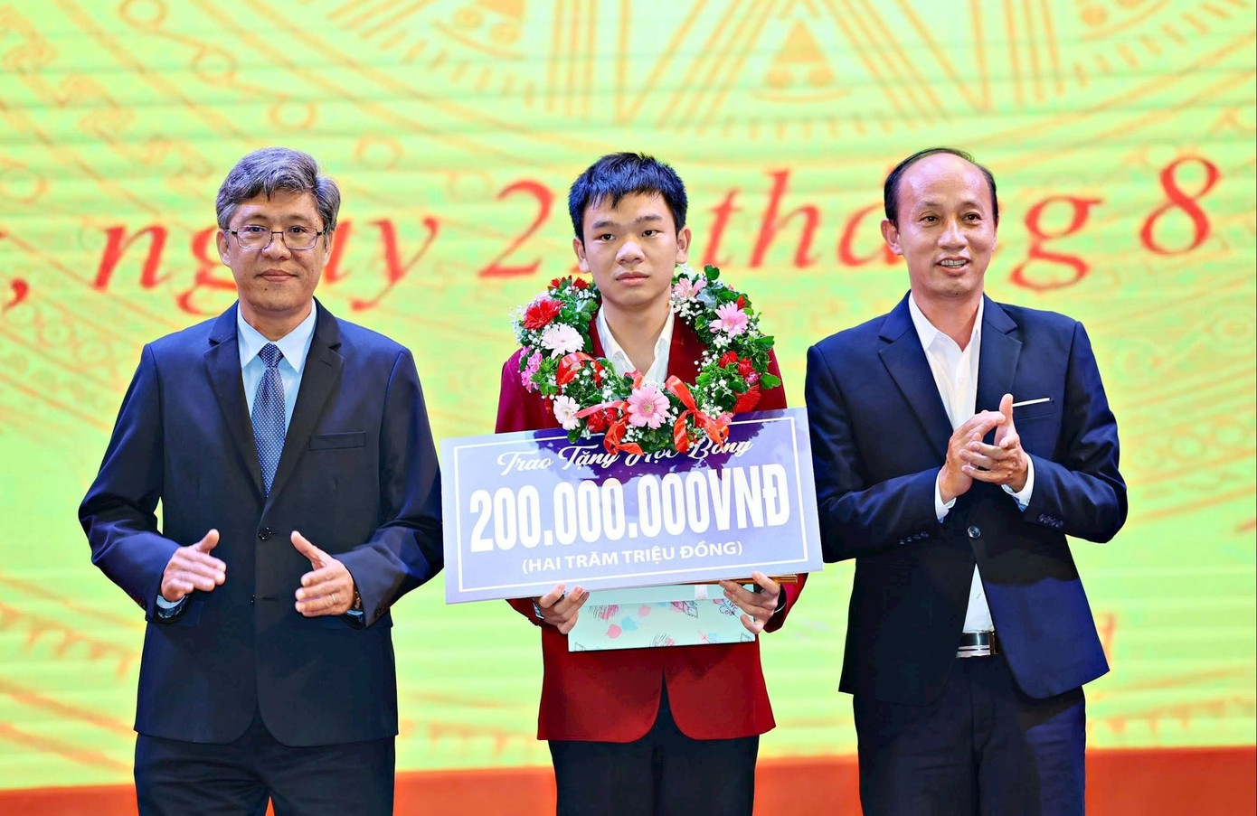 Lâm Đồng thưởng 200 triệu cho học sinh đạt Huy chương Bạc Olympic Tin học quốc tế- Ảnh 1.