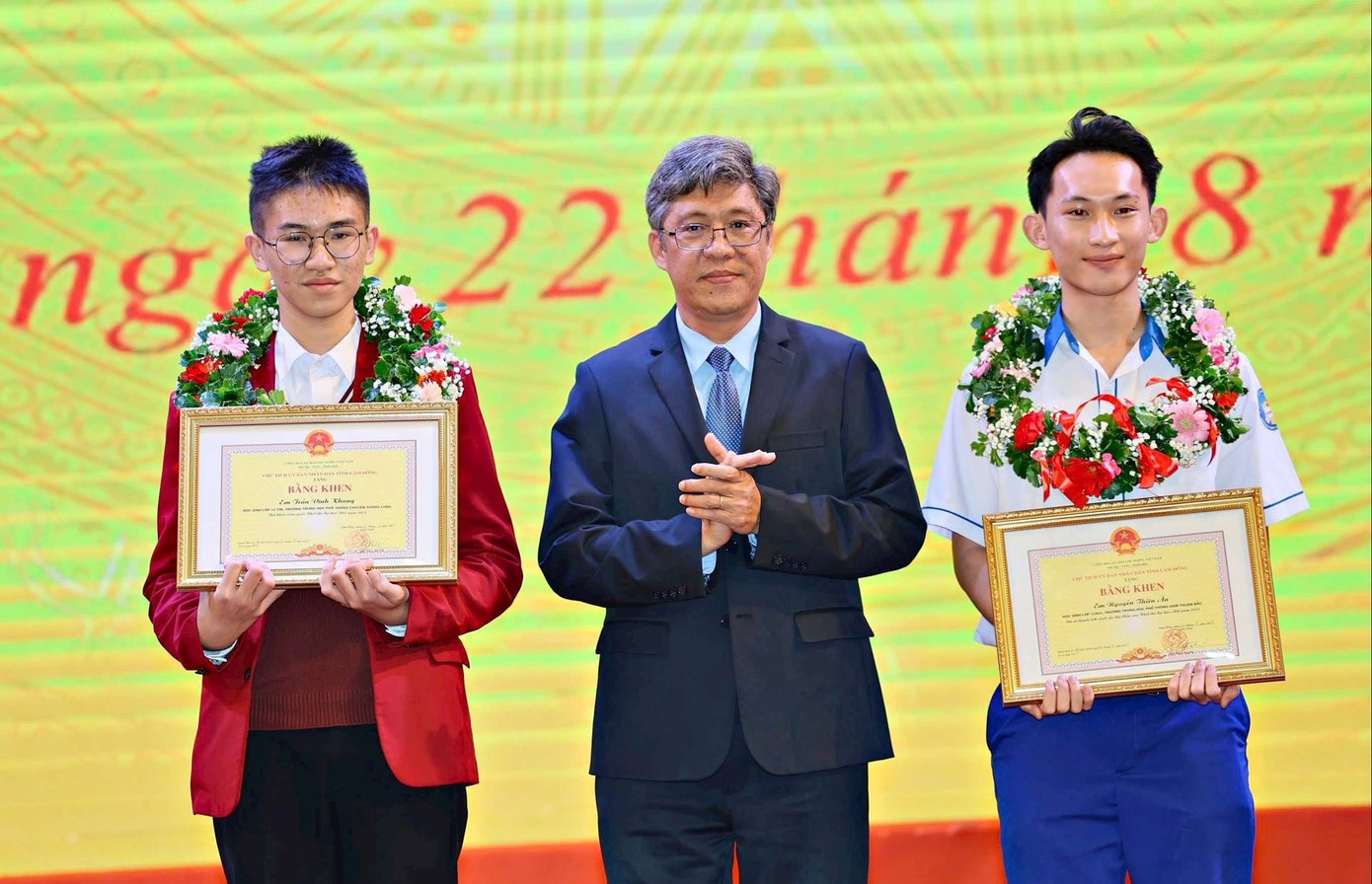 Lâm Đồng thưởng 200 triệu cho học sinh đạt Huy chương Bạc Olympic Tin học quốc tế- Ảnh 2.