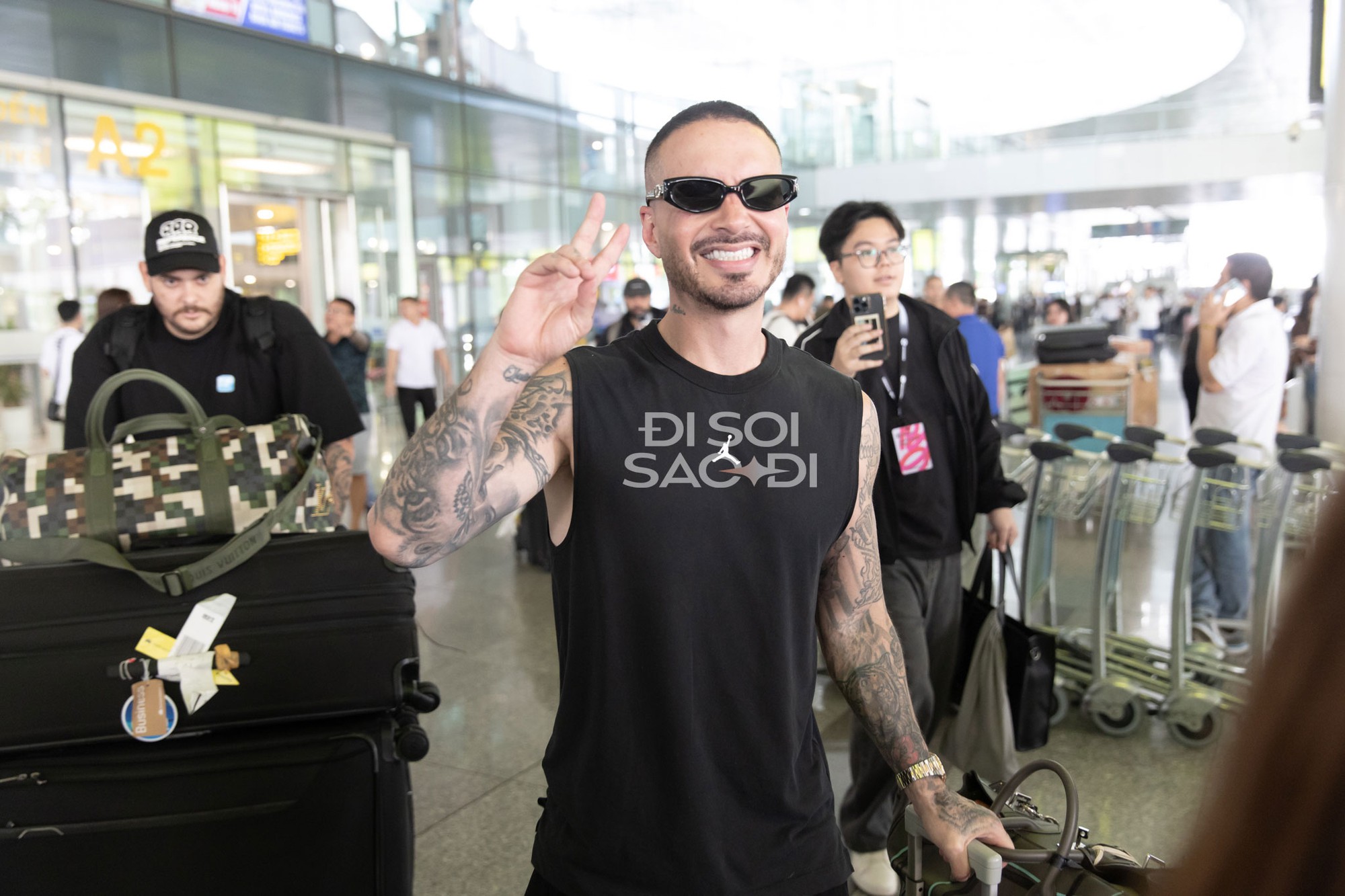 "Phù thủy EDM tỉ view" và "ông hoàng Latin" đổ bộ Nội Bài: Lên đồ cực bụi cực ngầu nhưng có điểm chung bất ngờ!- Ảnh 7. "Phù thủy EDM tỉ view" và "ông hoàng Latin" đổ bộ Nội Bài: Lên đồ cực bụi cực ngầu nhưng có điểm chung bất ngờ!- Ảnh 7.