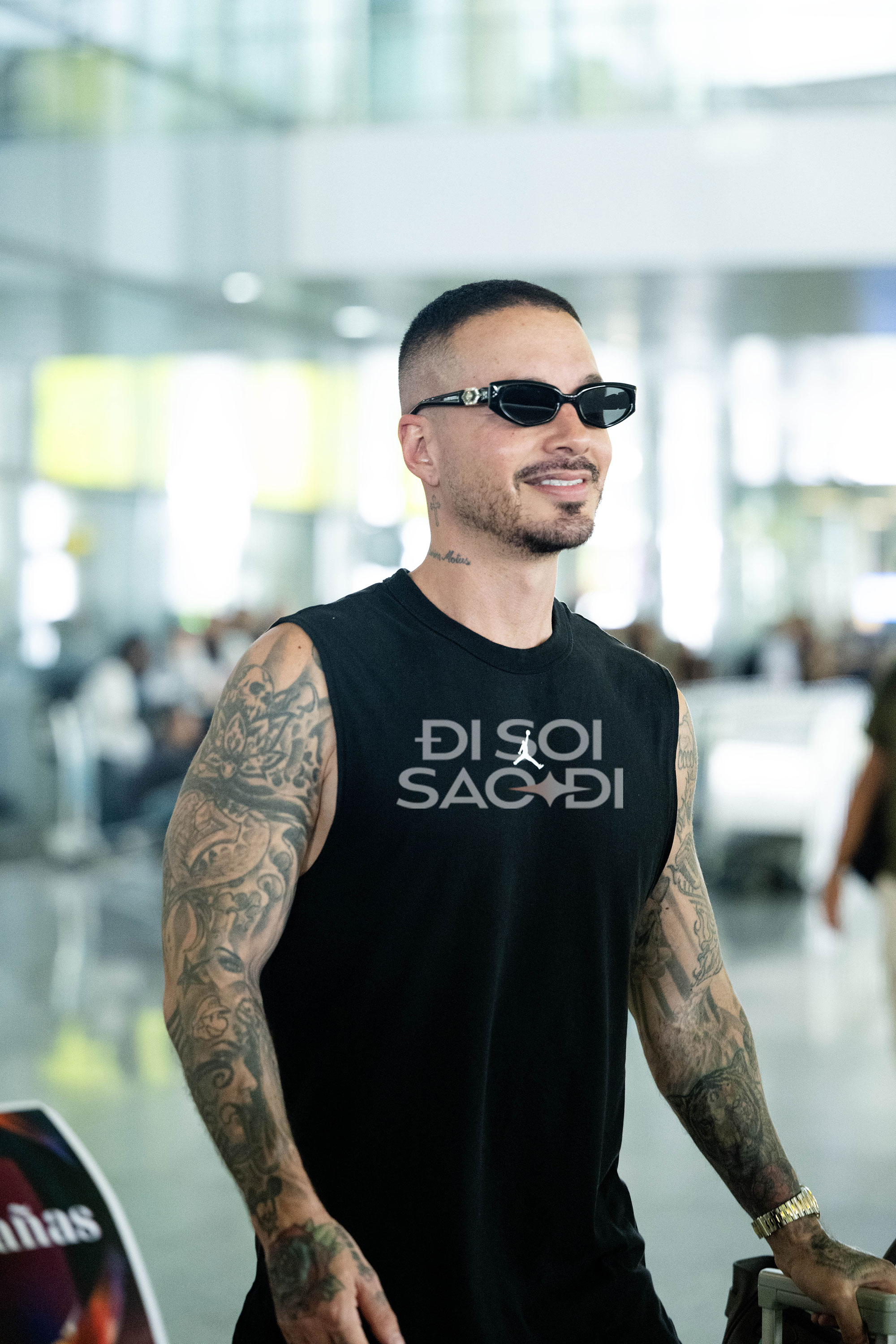 "Phù thủy EDM tỉ view" và "ông hoàng Latin" đổ bộ Nội Bài: Lên đồ cực bụi cực ngầu nhưng có điểm chung bất ngờ!- Ảnh 9. "Phù thủy EDM tỉ view" và "ông hoàng Latin" đổ bộ Nội Bài: Lên đồ cực bụi cực ngầu nhưng có điểm chung bất ngờ!- Ảnh 9.