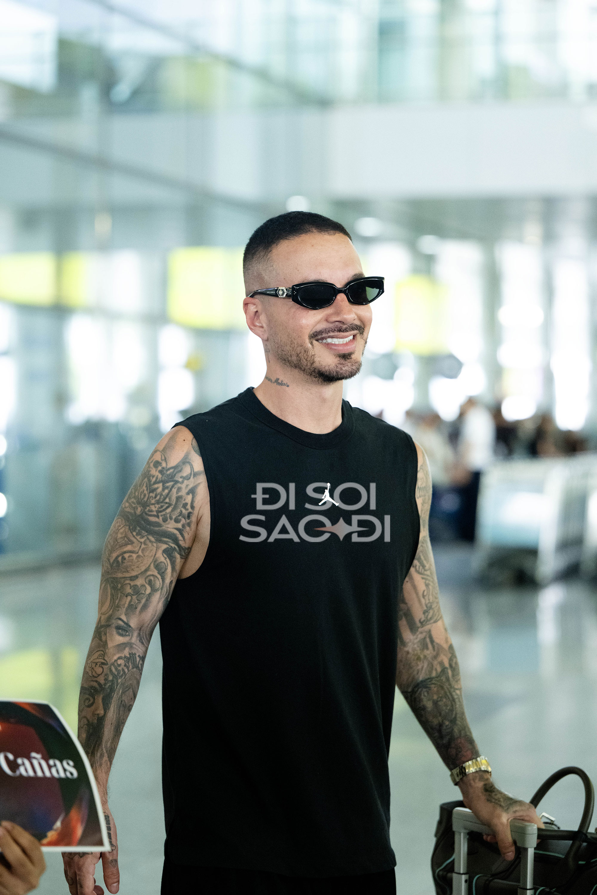 "Phù thủy EDM tỉ view" và "ông hoàng Latin" đổ bộ Nội Bài: Lên đồ cực bụi cực ngầu nhưng có điểm chung bất ngờ!- Ảnh 8. "Phù thủy EDM tỉ view" và "ông hoàng Latin" đổ bộ Nội Bài: Lên đồ cực bụi cực ngầu nhưng có điểm chung bất ngờ!- Ảnh 8.